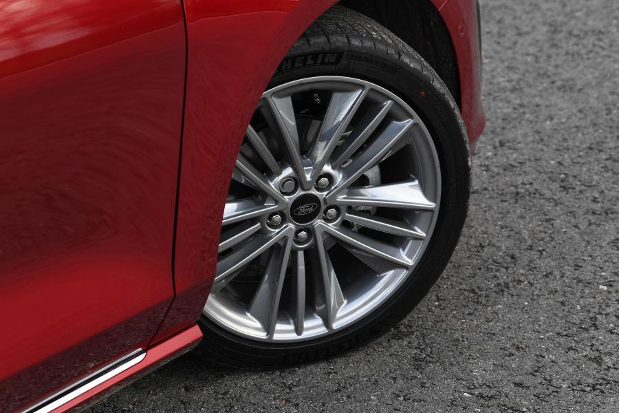 Колеса Ford Focus Vignale 2018 года  (UK) (фото 12 из 14)